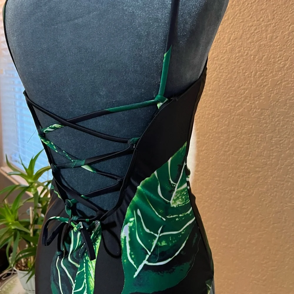NWOT BLACK LACE-UP ADJUSTABLE LOW BACK ONE PIECE WITH TROPICAL LEAF PRINT - Picture 6 of 11